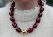 Afbeelding in Gallery-weergave laden, bordeaux rood collier van resin met stainless steel
